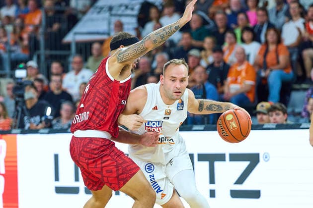 Max Jones (Wuerzburg Baskets, 02), Devin Schmidt (ratiopharm ulm, 08) GER, Ratiopharm Ulm vs. Wuerzburg Baskets, Basketball, 1. Bundesliga, 3. Spieltag, Spielzeit 2026 2027, 27.09.2026 GER, Ratiopharm Ulm vs. Wuerzburg Baskets, Basketball, 1. Bundesliga, 3. Spieltag, Spielzeit 2026 2027, 27.09.2026 Neu-Ulm Copyright: xEibner-Pressefoto GeraldxOelze-dexStoppanyx EP_ODS