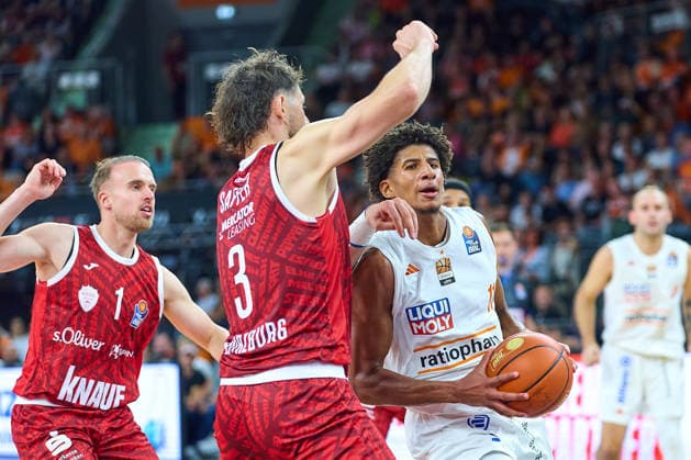 Lukas Herzog (Wuerzburg Baskets, 01), Leo Saffer (Wuerzburg Baskets, 03), Meissa Faye (ratiopharm ulm, 11) GER, Ratiopharm Ulm vs. Wuerzburg Baskets, Basketball, 1. Bundesliga, 3. Spieltag, Spielzeit 2026 2027, 27.09.2026 GER, Ratiopharm Ulm vs. Wuerzburg Baskets, Basketball, 1. Bundesliga, 3. Spieltag, Spielzeit 2026 2027, 27.09.2026 Neu-Ulm Copyright: xEibner-Pressefoto GeraldxOelze-dexStoppanyx EP_ODS