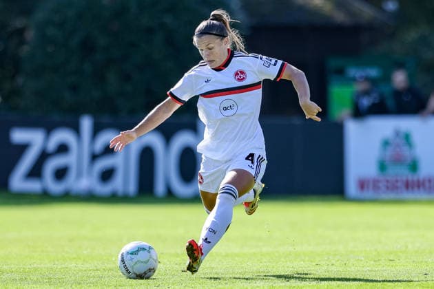 Alexsandra Lobanova (1. FC Nürnberg, 4)am Ball, Freisteller, Einzelbild, Ganzkörper, Aktion, Action, Spielszene, DIE DFB-RICHTLINIEN UNTERSAGEN JEGLICHE NUTZUNG VON FOTOS ALS SEQUENZBILDER UND ODER VIDEOÄHNLICHE FOTOSTRECKEN. DFB REGULATIONS PROHIBIT ANY USE OF PHOTOGRAPHS AS IMAGE SEQUENCES AND OR QUASI-VIDEO., 27.09.2026, Bremen (Deutschland), Fussball, DFB-Pokal Frauen, ATS Buntentor - 1. FC Nürnberg
