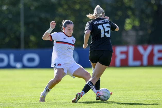 v.li.: Jonna Brengel (1. FC Nürnberg, 10) und Paula Rößeling (ATS Buntentor, 15) im Zweikampf, Duell, Dynamik, Aktion, Action, Spielszene, DIE DFB-RICHTLINIEN UNTERSAGEN JEGLICHE NUTZUNG VON FOTOS ALS SEQUENZBILDER UND ODER VIDEOÄHNLICHE FOTOSTRECKEN. DFB REGULATIONS PROHIBIT ANY USE OF PHOTOGRAPHS AS IMAGE SEQUENCES AND OR QUASI-VIDEO., 27.09.2026, Bremen (Deutschland), Fussball, DFB-Pokal Frauen, ATS Buntentor - 1. FC Nürnberg
