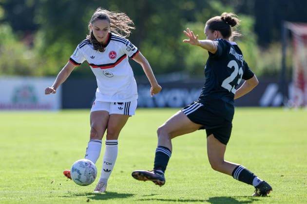 v.li.: Sanja Homann (1. FC Nürnberg, 19) und Anna Hof (ATS Buntentor, 23) im Zweikampf, Duell, Dynamik, Aktion, Action, Spielszene, DIE DFB-RICHTLINIEN UNTERSAGEN JEGLICHE NUTZUNG VON FOTOS ALS SEQUENZBILDER UND ODER VIDEOÄHNLICHE FOTOSTRECKEN. DFB REGULATIONS PROHIBIT ANY USE OF PHOTOGRAPHS AS IMAGE SEQUENCES AND OR QUASI-VIDEO., 27.09.2026, Bremen (Deutschland), Fussball, DFB-Pokal Frauen, ATS Buntentor - 1. FC Nürnberg