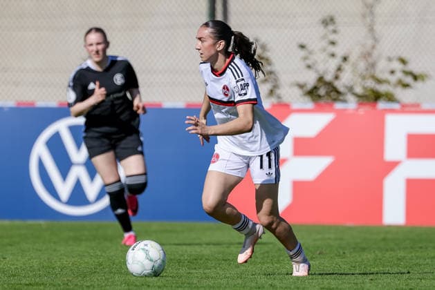 Lara Meroni (1. FC Nürnberg, 11) am Ball, Einzelbild, Ganzkörper, Aktion, Action, Spielszene, DIE DFB-RICHTLINIEN UNTERSAGEN JEGLICHE NUTZUNG VON FOTOS ALS SEQUENZBILDER UND ODER VIDEOÄHNLICHE FOTOSTRECKEN. DFB REGULATIONS PROHIBIT ANY USE OF PHOTOGRAPHS AS IMAGE SEQUENCES AND OR QUASI-VIDEO., 27.09.2026, Bremen (Deutschland), Fussball, DFB-Pokal Frauen, ATS Buntentor - 1. FC Nürnberg