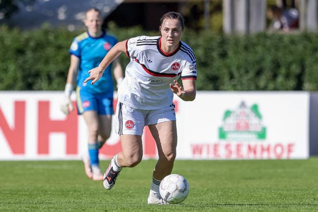 Leia Varley (1. FC Nürnberg, 2) am Ball, Einzelbild, Ganzkörper, Aktion, Action, Spielszene, DIE DFB-RICHTLINIEN UNTERSAGEN JEGLICHE NUTZUNG VON FOTOS ALS SEQUENZBILDER UND ODER VIDEOÄHNLICHE FOTOSTRECKEN. DFB REGULATIONS PROHIBIT ANY USE OF PHOTOGRAPHS AS IMAGE SEQUENCES AND OR QUASI-VIDEO., 27.09.2026, Bremen (Deutschland), Fussball, DFB-Pokal Frauen, ATS Buntentor - 1. FC Nürnberg
