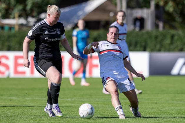 v.li.: Ylenia Sachau (ATS Buntentor, 5) und Jonna Brengel (1. FC Nürnberg, 10) im Zweikampf, Duell, Dynamik, Aktion, Action, Spielszene, DIE DFB-RICHTLINIEN UNTERSAGEN JEGLICHE NUTZUNG VON FOTOS ALS SEQUENZBILDER UND ODER VIDEOÄHNLICHE FOTOSTRECKEN. DFB REGULATIONS PROHIBIT ANY USE OF PHOTOGRAPHS AS IMAGE SEQUENCES AND OR QUASI-VIDEO., 27.09.2026, Bremen (Deutschland), Fussball, DFB-Pokal Frauen, ATS Buntentor - 1. FC Nürnberg