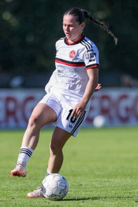 Jonna Brengel (1. FC Nürnberg, 10) am Ball, Freisteller, Einzelbild, Ganzkörper, Aktion, Action, Spielszene, DIE DFB-RICHTLINIEN UNTERSAGEN JEGLICHE NUTZUNG VON FOTOS ALS SEQUENZBILDER UND ODER VIDEOÄHNLICHE FOTOSTRECKEN. DFB REGULATIONS PROHIBIT ANY USE OF PHOTOGRAPHS AS IMAGE SEQUENCES AND OR QUASI-VIDEO., 27.09.2026, Bremen (Deutschland), Fussball, DFB-Pokal Frauen, ATS Buntentor - 1. FC Nürnberg
