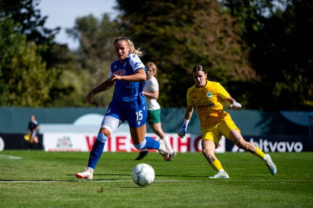 27.09.2026, GER, Fussball, Frauen, DFB Pokal, Saison 2026 2027, 1. Runde, SpVgg Greuther Fürth vs. TSG 1899 Hoffenheim Martine Trollsas Fenger ( Hoffenheim, 15 ) am Ball, dahinter Lisa Bayer ( SpVgg Greuther Fürth, 01 ) Fürth Julius Hirsch Sportzentrum Bayern Deutschland Copyright: xNordphoto Memmlerx