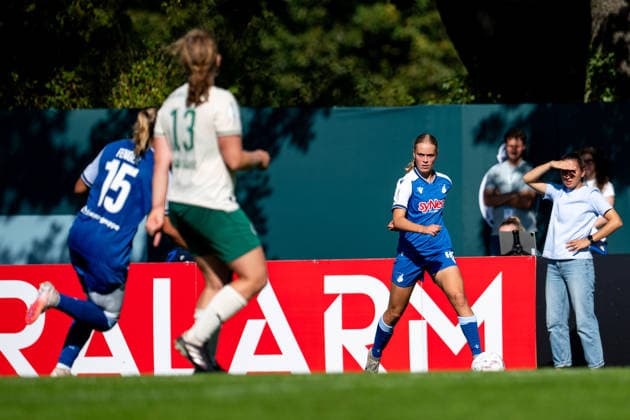 27.09.2026, GER, Fussball, Frauen, DFB Pokal, Saison 2026 2027, 1. Runde, SpVgg Greuther Fürth vs. TSG 1899 Hoffenheim Ilse Kemper ( Hoffenheim, 18 ), dahinter Eva-Maria Virsinger ( Hoffenheim, Trainerin ) Fürth Julius Hirsch Sportzentrum Bayern Deutschland Copyright: xNordphoto Memmlerx