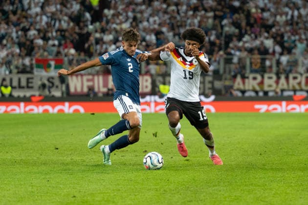 GER, Bayern, Augsburg, Fussball, Deutschland - Griechenland, in der WWK Arena, Augsburg, UEFA Nations League, 2. Spieltag, Gruppenphase 27.09.26, v.l. Giorgos Vagiannidis (Griechenland, 2), Karim Adeyemi (Deutschland, 19), im Zweikampf um den Ball DFL DFB regulations prohibit any use of photographs as image sequences and or quasi-video, Copyright: HMB-Media MichaelxNibel