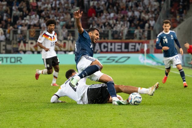 GER, Bayern, Augsburg, Fussball, Deutschland - Griechenland, in der WWK Arena, Augsburg, UEFA Nations League, 2. Spieltag, Gruppenphase 27.09.26, v.l. Felix Nmecha (Deutschland, 8), Vangelis Pavlidis (Griechenland, 14), Graetsche, Zweikampf DFL DFB regulations prohibit any use of photographs as image sequences and or quasi-video, Copyright: HMB-Media MichaelxNibel