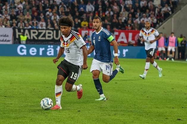 Karim Adeyemi 19 (Deutschland) in Aktion gegen +Vangelis Pavlidis 14 (Griechenland), Deutschland vs. Griechenland, Fussball, DFL, DFB, UEFA Nations League, Saison 2026 2027, Gruppenphase, Gruppe B, Spieltag 2 von 6, 27.09.2026 Augsburg Bayern Deutschland