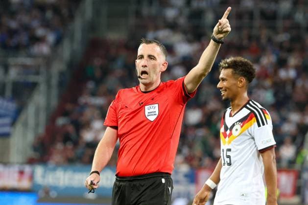 Referee Schiedsrichter Chris Kavanagh (ENG) mit Bambase Conte 15 (Deutschland), Deutschland vs. Griechenland, Fussball, DFL, DFB, UEFA Nations League, Saison 2026 2027, Gruppenphase, Gruppe B, Spieltag 2 von 6, 27.09.2026 Augsburg Bayern Deutschland