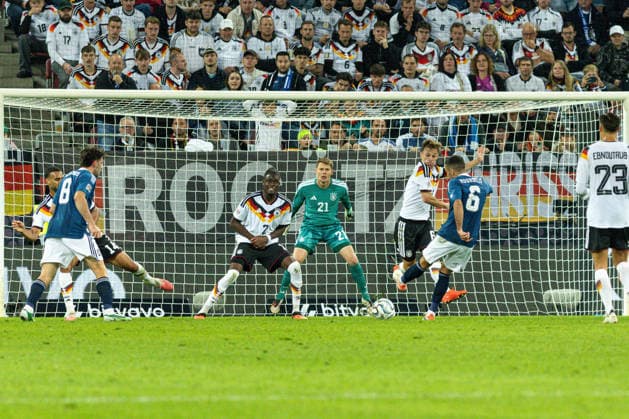 Deutschland: Deutschland vs Griechenland, UEFA Nations League, 2. Spieltag, Saison 2026 27, WWK Arena (Augsburg): Schuss von Dimitris Kourbelis, (Griechenland, 6), Alexander Nübel Alexander Nuebel, (Deutschland, 21), Yann Aurel Bisseck, (Deutschland, 2), Joshua Kimmich, (Deutschland, 6) Augsburg WWK Arena Bayern Deutschland Copyright: xBenedictxChristx