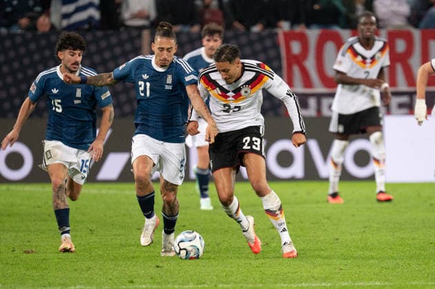 GER, Bayern, Augsburg, Fussball, Deutschland - Griechenland, in der WWK Arena, Augsburg, UEFA Nations League, 2. Spieltag, Gruppenphase 27.09.26, v.l. Kostas Tsimikas (Griechenland, 21), Younes Ebnoutalib (Deutschland, 23), im Zweikampf DFL DFB regulations prohibit any use of photographs as image sequences and or quasi-video, Copyright: HMB-Media MichaelxNibel