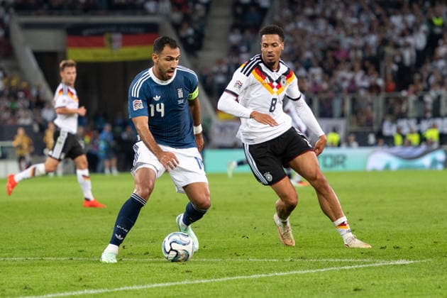 GER, Bayern, Augsburg, Fussball, Deutschland - Griechenland, in der WWK Arena, Augsburg, UEFA Nations League, 2. Spieltag, Gruppenphase 27.09.26, v.l. Vangelis Pavlidis (Griechenland, 14), Felix Nmecha (Deutschland, 8), im Zweikampf DFL DFB regulations prohibit any use of photographs as image sequences and or quasi-video, Copyright: HMB-Media MichaelxNibel