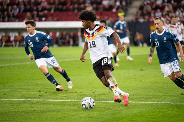 GER, Bayern, Augsburg, Fussball, Deutschland - Griechenland, in der WWK Arena, Augsburg, UEFA Nations League, 2. Spieltag, Gruppenphase 27.09.26, v.l. Christos Tzolis (Griechenland, 10), Karim Adeyemi (Deutschland, 19), Kostas Tsimikas (Griechenland, 21), Stuermer im Angriff DFL DFB regulations prohibit any use of photographs as image sequences and or quasi-video, Copyright: HMB-Media MichaelxNibel