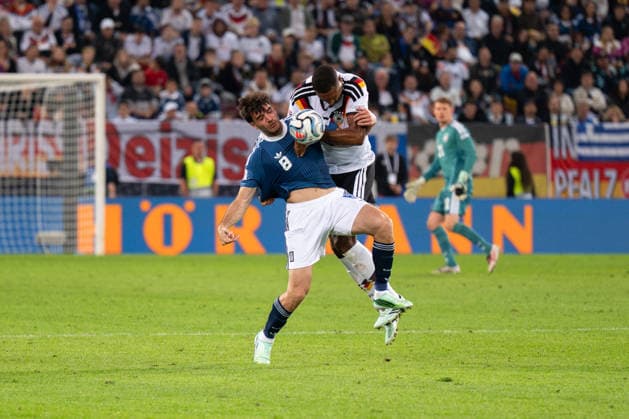 GER, Bayern, Augsburg, Fussball, Deutschland - Griechenland, in der WWK Arena, Augsburg, UEFA Nations League, 2. Spieltag, Gruppenphase 27.09.26, v.l. Fotis Ioannidis (Griechenland, 8), Jonathan Tah (Deutschland, 4), Kopfballduell, Zweikampf DFL DFB regulations prohibit any use of photographs as image sequences and or quasi-video, Copyright: HMB-Media MichaelxNibel