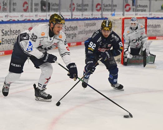 v.l.: Mark Rassell (Ravensburg), Tomas Andres (92, Dresden), Dresdner Eislöwen gegen Ravensburg Towerstars, Eishockey, Dresden, Eisloewen, DEL2, DEL 2, 2. Liga, Saison 2026 2027, Eishalle JOYNEXT Arena im Ostragehege, 27.09.2026,