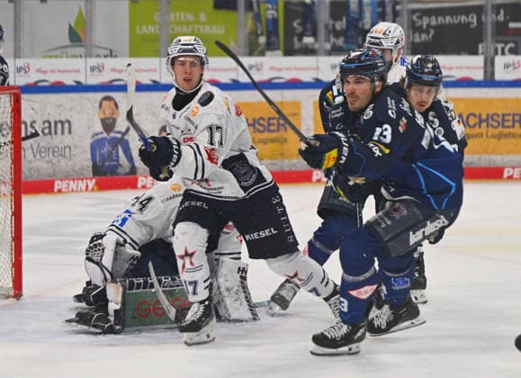 v.l.: Matt Fonteyne (Ravensburg), Adam Helewka (13, Dresden), Dresdner Eislöwen gegen Ravensburg Towerstars, Eishockey, Dresden, Eisloewen, DEL2, DEL 2, 2. Liga, Saison 2026 2027, Eishalle JOYNEXT Arena im Ostragehege, 27.09.2026,