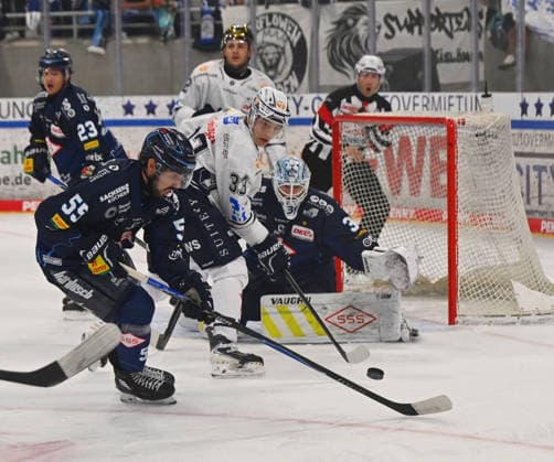 v.l.: Gregory Kreutzer (55, Dresden), Nikita Kessler (Ravensburg), Goalie Marvin Berbner (31, Dresden), Dresdner Eislöwen gegen Ravensburg Towerstars, Eishockey, Dresden, Eisloewen, DEL2, DEL 2, 2. Liga, Saison 2026 2027, Eishalle JOYNEXT Arena im Ostragehege, 27.09.2026,