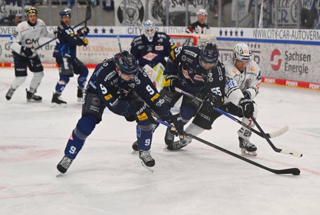 v.l.: Drew LeBlanc (9, Dresden), Gregory Kreutzer (55, Dresden), Odeen Peter Tufto (Ravensburg), Dresdner Eislöwen gegen Ravensburg Towerstars, Eishockey, Dresden, Eisloewen, DEL2, DEL 2, 2. Liga, Saison 2026 2027, Eishalle JOYNEXT Arena im Ostragehege, 27.09.2026,