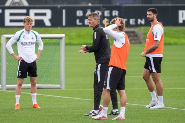 Alexander Blessin (Borussia Moenchengladbach, Trainer) erklaert den Ablauf der Uebung. Daneben. Robin Hack (Borussia Moenchengladbach, 25), Tim Kleindienst (Borussia Moenchengladbach, 11) und Hugo Bolin (Borussia Moenchengladbach, 38). Oeffentliches Training Borussia Moenchengladbach, Fussball, Bundesliga, Saison 2026 2027, 29.09.2026 oeffentliches Training Borussia Moenchengladbach, Fussball, Bundesliga, Saison 2026 2027, 29.09.2026 Moenchengladbach Copyright: xEibner-Pressefoto ThomasxHaeslerx EP_THR