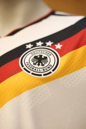 Das aktuelle Heimtrikot der deutschen Nationalmannschaft von adidas in Herzogenaurach, Herzo Base, Details, DFB Logo und 4 Sterne, GER, Deutschland Nationalmannschaft, Medien Mixed-Zone, Fussball, UEFA Nations League, Saison 2026 2027, 29.09.2026, GER, Deutschland Nationalmannschaft, Medien Mixed-Zone, Fussball, UEFA Nations League, Saison 2026 2027, 29.09.2026 Herzogenaurach Copyright: xEibner-Pressefoto JennixMaulx EP_JML