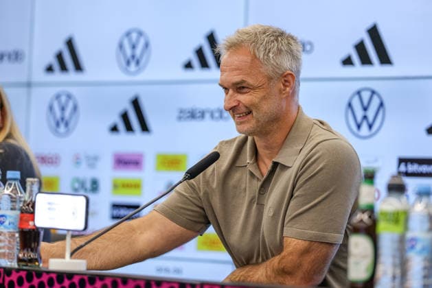 GER, Frankfurt, Pressekonferenz mit Nia Künzer, Christian Wück und Michael Urbansky, hybride Medienrunde, DFB, Start WM-Saison, Deutsche Nationalmannschaft, DFB Campus im Bild: Christian Wück (Bundestrainer Deutschland, Deutsche Nationalmannschaft), DFB Pressekonferenz, PK zum Start der WM Saison der Deutschen Nationalmannschaft der Frauen und der U23 am DFB Campus, Emotion, Lachen, Freude DFB DFL REGULATIONS PROHIBIT ANY USE OF PHOTOGRAPHS AS IMAGE SEQUENCES AND OR QUASI-VIDEO, 29.09.2026 Copyright: HMBxMedia HendrikxHamelau