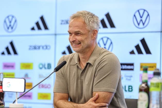 GER, Frankfurt, Pressekonferenz mit Nia Künzer, Christian Wück und Michael Urbansky, hybride Medienrunde, DFB, Start WM-Saison, Deutsche Nationalmannschaft, DFB Campus im Bild: Christian Wück (Bundestrainer Deutschland, Deutsche Nationalmannschaft), DFB Pressekonferenz, PK zum Start der WM Saison der Deutschen Nationalmannschaft der Frauen und der U23 am DFB Campus, Emotion, Lachen, Freude, Laune DFB DFL REGULATIONS PROHIBIT ANY USE OF PHOTOGRAPHS AS IMAGE SEQUENCES AND OR QUASI-VIDEO, 29.09.2026 Copyright: HMBxMedia HendrikxHamelau