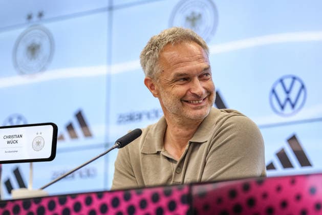 GER, Frankfurt, Pressekonferenz mit Nia Künzer, Christian Wück und Michael Urbansky, hybride Medienrunde, DFB, Start WM-Saison, Deutsche Nationalmannschaft, DFB Campus im Bild: Christian Wück (Bundestrainer Deutschland, Deutsche Nationalmannschaft), DFB Pressekonferenz, PK zum Start der WM Saison der Deutschen Nationalmannschaft der Frauen und der U23 am DFB Campus, Emotion, gute Laune, Lachen DFB DFL REGULATIONS PROHIBIT ANY USE OF PHOTOGRAPHS AS IMAGE SEQUENCES AND OR QUASI-VIDEO, 29.09.2026 Copyright: HMBxMedia HendrikxHamelau