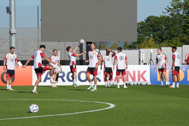 Mannschachaft macht sich warm, Tom Bischof (Deutschland Germany), Yannik Engelhardt (Deutschland Germany), Felix Keidel (Deutschland Germany), David Raum (Deutschland Germany), Waldemar Anton (Deutschland Germany), Ridle Baku (Deutschland Germany), Said El Mala (Deutschland Germany), Felix Keidel (Deutschland Germany), Jonathan Burkardt (Deutschland, Germany) - Herzo Base 29.09.2026: Deutsche Nationalmannschaft Nations League Vorbereitung, Home Ground, HerzoBase, World of Adidas, Herzogenaurach