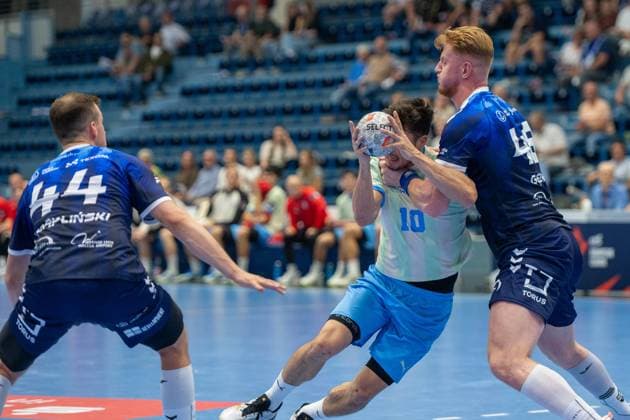 Alex Dujshebaev, Rueckraum, (VfL Gummersbach 10), Tomasz Gebala, Rueckraum, (PGE Wybrzeze Gdansk 48), Mikolaj Czaplinski, Aussen, (PGE Wybrzeze Gdansk 44),, VfL Gummersbach vs. PGE Wybrzeze Gdansk, EHF European League, Herren , 1. Spieltag, Saison 2026 2027, 29.09.2026 Gummersbach NRW Deutschland