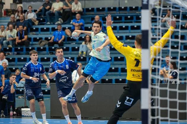 Nicola Roganovic, Rueckraum, (VfL Gummersbach 23), Mateusz Zembrzycki, Torwart, (PGE Wybrzeze Gdansk 17), , VfL Gummersbach vs. PGE Wybrzeze Gdansk, EHF European League, Herren , 1. Spieltag, Saison 2026 2027, 29.09.2026 Gummersbach NRW Deutschland