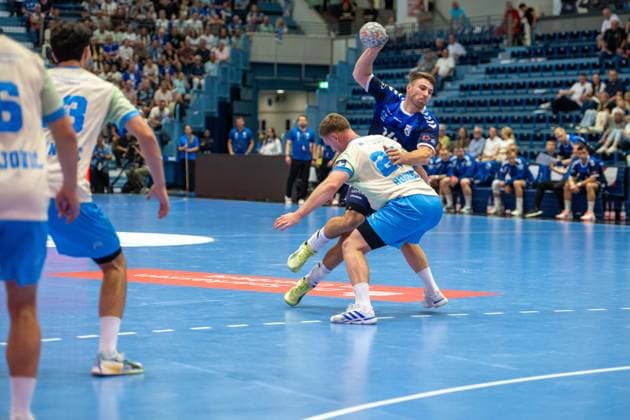 Lukas Morkovsky, Rueckraum, (PGE Wybrzeze Gdansk 14),Kristjan Horžen, Kreislaeufer, (VfL Gummersbach 27), , VfL Gummersbach vs. PGE Wybrzeze Gdansk, EHF European League, Herren , 1. Spieltag, Saison 2026 2027, 29.09.2026 Gummersbach NRW Deutschland
