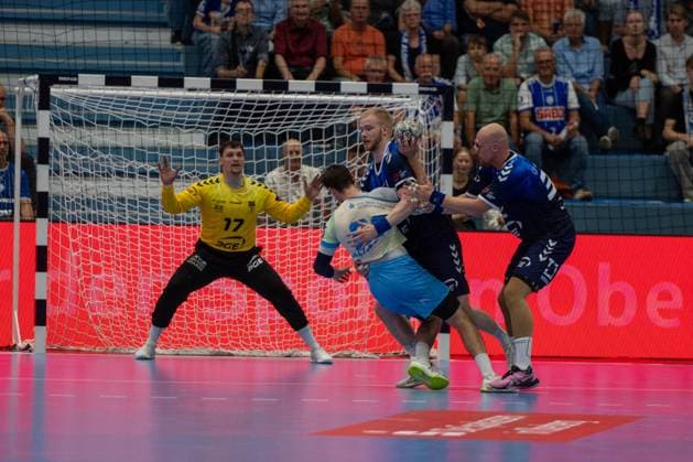 Mateusz Zembrzycki, Torwart, (PGE Wybrzeze Gdansk 17), Ludwig Hallbaeck, Rueckraum, (VfL Gummersbach 20), , VfL Gummersbach vs. PGE Wybrzeze Gdansk, EHF European League, Herren , 1. Spieltag, Saison 2026 2027, 29.09.2026 Gummersbach NRW Deutschland