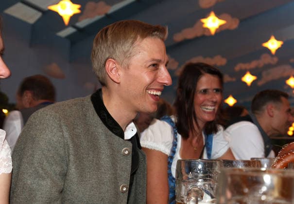 Fussball, Herren, Regionalliga Bayern, Saison 2026 2027, TSV 1860 München, Offizieller Wiesnbesuch, Hacker Festzelt Dominik Krause, Oberbürgermeister der Stadt München, sitzend, lacht, lachend