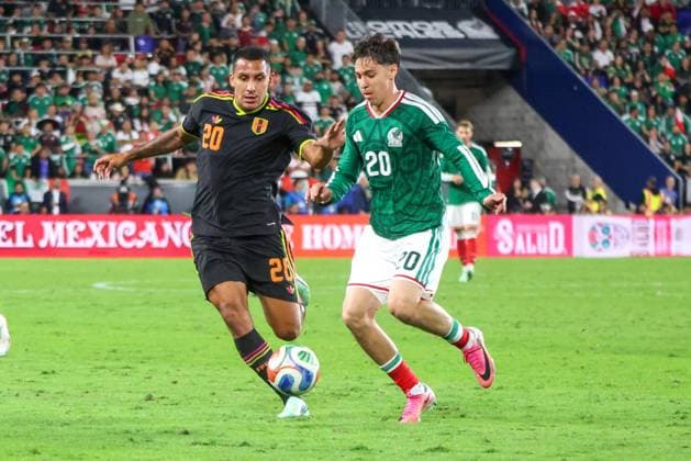 September 29, 2026, Harrison, Nj, united states: Harrison, USA, 09 29 2026 - Mexico-Peru - Alex Valera of Peru (left) and Mateo Chavez of Mexico during a friendly match between Mexico and Peru, a FIFA international match, Länderspiel, Nationalmannschaft at the Sports Illustrated Stadium in Harrison, New Jersey, USA, on Tuesday night, September 29. Harrison united states - ZUMAv122 20260929_aap_v122_015 Copyright: xWilliamxVolcovx