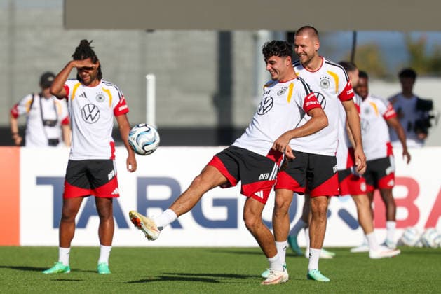 Aleksandar Pavlovic (Deutschland) mit Ball, lacht, mit Serge Gnabry (Deutschland) und Waldemar Anton (Deutschland), GER, Deutschland Nationalmannschaft, Training, Fussball, UEFA Nations League, Saison 2026 2027, 29.09.2026, GER, Deutschland Nationalmannschaft, Training, Fussball, UEFA Nations League, Saison 2026 2027, 29.09.2026 Herzogenaurach Copyright: xEibner-Pressefoto JennixMaulx EP_JML
