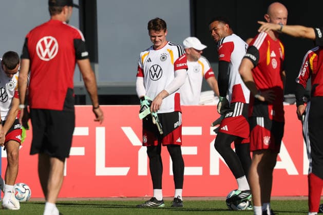 Jonas Urbig (Deutschland) mit Noah Atubolu (Deutschland), GER, Deutschland Nationalmannschaft, Training, Fussball, UEFA Nations League, Saison 2026 2027, 29.09.2026, GER, Deutschland Nationalmannschaft, Training, Fussball, UEFA Nations League, Saison 2026 2027, 29.09.2026 Herzogenaurach Copyright: xEibner-Pressefoto JennixMaulx EP_JML