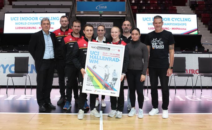 2026.09.30, Deutschland, Ludwigsburg, Radsport UCI Hallenrad-WM 2026 PK, v.l. Mario Kreh (Geschäftsführer Tourismus & Events Ludwigsburg), Radball-Team Michael Birkner, Robert Mlady, Philipp-Thies Rapp (Kunstrad), Katharina Schwarz ( Vizepräsidentin German Cycling), Lara Füller (Kunstrad), Dieter Maute ( Bundestrainer Kunstradfahren), Sofia Reichert (Kunstrad), Jens Zimmermann (Founder & CE0 8Actionn & Events)