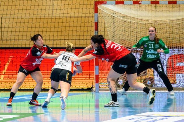 Maxi Muehlner (HSG Blomberg-Lippe, 10) in der Mangel von Natsuki Aizawa (Thueringer HC, 23) und Marcela Arounian (Thueringer HC, 36), Laura Kuske (Thueringer HC, 11) GER, Thueringer HC gegen HSG Blomberg-Lippe, Handball, DHB-Pokal, Saison 2026 2027, 2. Runde, Mittwoch, 19.00 Uhr, 30.09.2026 GER, Thueringer HC gegen HSG Blomberg-Lippe, Handball, DHB-Pokal, Saison 2026 2027, 2. Runde, Mittwoch, 19.00 Uhr, 30.09.2026 Bad Langensalza Copyright: xMartinxHerbstx