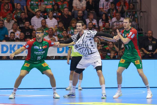30.09.2026, xgox, Handball Opel HBL, SC Magdeburg - THW Kiel emspor, v.l. Antonio Serradilla Cuenca (Magdeburg, 15), Hendrik Pekeler (Kiel, 61), Felix Claar (Magdeburg, 7) Zweikampf, Duell, Kampf, tackle Magdeburg