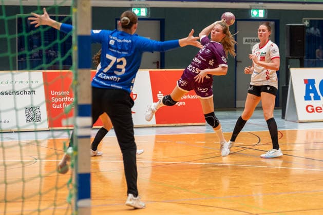 Johanna Farkas (TuS Metzingen, 19) kommt zum Wurf gegen Liv Stine Eckhardt (HSV Solingen Graefrath, 73). HSV Solingen Graefrath 76 vs. TuS Metzingen, DHB Pokal Frauen, 02. Runde, Saison 2026 2027, 30.09.2026 HSV Solingen Graefrath 76 vs. TuS Metzingen, DHB Pokal Frauen, 02. Runde, Saison 2026 2027, 30.09.2026 Solingen Copyright: xEibner-Pressefoto ThomasxHaeslerx EP_THR