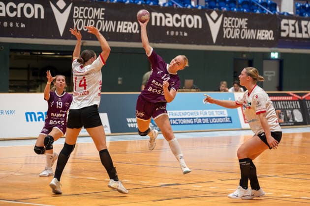 Lotta Roepcke (TuS Metzingen, 14) kommt zum Wurf gegen Emma Elisabeth Schwitzer (HSV Solingen Graefrath, 14) und Sophie Pickrodt (HSV Solingen Graefrath, 18). Daneben Johanna Farkas (TuS Metzingen, 19). HSV Solingen Graefrath 76 vs. TuS Metzingen, DHB Pokal Frauen, 02. Runde, Saison 2026 2027, 30.09.2026 HSV Solingen Graefrath 76 vs. TuS Metzingen, DHB Pokal Frauen, 02. Runde, Saison 2026 2027, 30.09.2026 Solingen Copyright: xEibner-Pressefoto ThomasxHaeslerx EP_THR