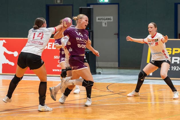 Zweikampf zwischen Emma Elisabeth Schwitzer (HSV Solingen Graefrath, 14) und Lotta Roepcke (TuS Metzingen, 14). HSV Solingen Graefrath 76 vs. TuS Metzingen, DHB Pokal Frauen, 02. Runde, Saison 2026 2027, 30.09.2026 HSV Solingen Graefrath 76 vs. TuS Metzingen, DHB Pokal Frauen, 02. Runde, Saison 2026 2027, 30.09.2026 Solingen Copyright: xEibner-Pressefoto ThomasxHaeslerx EP_THR