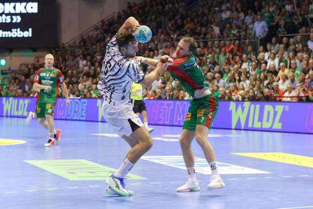 30.09.2026, xgox, Handball Opel HBL, SC Magdeburg - THW Kiel emspor, v.l. Harald Reinkind (Kiel, 6), Felix Claar (Magdeburg, 7) Zweikampf, Duell, Kampf, tackle Magdeburg