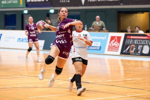 Johanna Farkas (TuS Metzingen, 19) kommt zum Wurf. Dahinter Patricia Nikolic (HSV Solingen Graefrath, 08). HSV Solingen Graefrath 76 vs. TuS Metzingen, DHB Pokal Frauen, 02. Runde, Saison 2026 2027, 30.09.2026 HSV Solingen Graefrath 76 vs. TuS Metzingen, DHB Pokal Frauen, 02. Runde, Saison 2026 2027, 30.09.2026 Solingen Copyright: xEibner-Pressefoto ThomasxHaeslerx EP_THR
