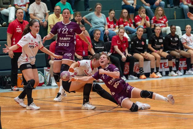 Zweikampf zwischen Emma Elisabeth Schwitzer (HSV Solingen Graefrath, 14) und Johanna Farkas (TuS Metzingen, 19). HSV Solingen Graefrath 76 vs. TuS Metzingen, DHB Pokal Frauen, 02. Runde, Saison 2026 2027, 30.09.2026 HSV Solingen Graefrath 76 vs. TuS Metzingen, DHB Pokal Frauen, 02. Runde, Saison 2026 2027, 30.09.2026 Solingen Copyright: xEibner-Pressefoto ThomasxHaeslerx EP_THR