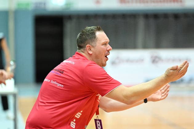 30.09.2026,GER, Handball, Frauen, DHB-Pokal, Saison 2026 2027, 2. Spieltag, HSV Solingen Gräfrath 76 vs. TuS Metzingen Lars Faßbender Trainer Haedcoach (HSV Solingen-Gräfrath) regt sich heftig auf, Gestik, Mimik, Emotionen, unzufrieden enttaeuscht niedergeschlagen, Solingen Klingenhalle NRW Deutschland Germany Copyright: xNordphoto Meuterx