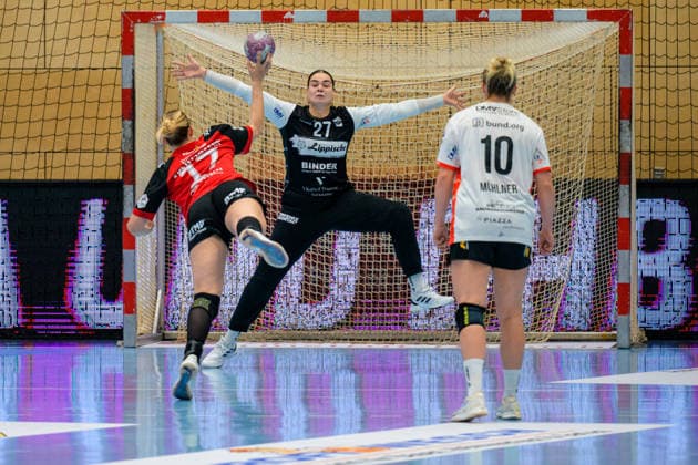 Lara-Sophie Lepschi (HSG Blomberg-Lippe, 27) im 7m mit Levke Kretschmann (Thueringer HC, 17), Maxi Muehlner (HSG Blomberg-Lippe, 10) GER, Thueringer HC gegen HSG Blomberg-Lippe, Handball, DHB-Pokal, Saison 2026 2027, 2. Runde, Mittwoch, 19.00 Uhr, 30.09.2026 GER, Thueringer HC gegen HSG Blomberg-Lippe, Handball, DHB-Pokal, Saison 2026 2027, 2. Runde, Mittwoch, 19.00 Uhr, 30.09.2026 Bad Langensalza Copyright: xMartinxHerbstx