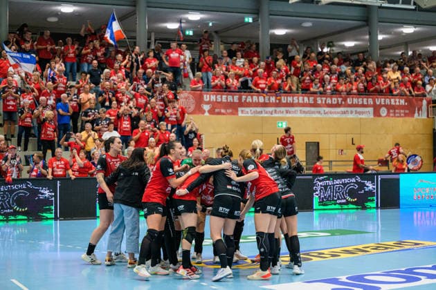 Der Thueringer HC kommt gemeinsam im Jubel zusammen, im Hintergrund die Rote Wand, die Fans des Thueringer HC. GER, Thueringer HC gegen HSG Blomberg-Lippe, Handball, DHB-Pokal, Saison 2026 2027, 2. Runde, Mittwoch, 19.00 Uhr, 30.09.2026 GER, Thueringer HC gegen HSG Blomberg-Lippe, Handball, DHB-Pokal, Saison 2026 2027, 2. Runde, Mittwoch, 19.00 Uhr, 30.09.2026 Bad Langensalza Copyright: xMartinxHerbstx